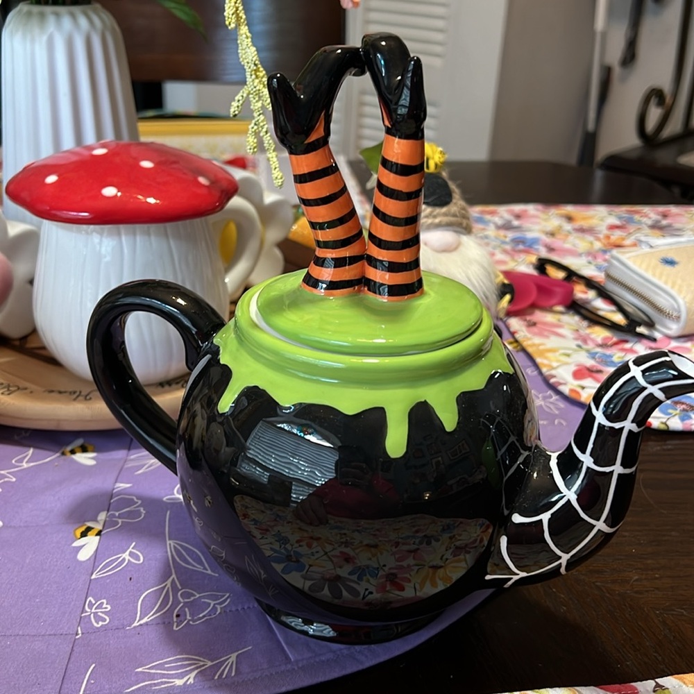 NEW EVIL WITCH TEA POT - Picture 2 of 10